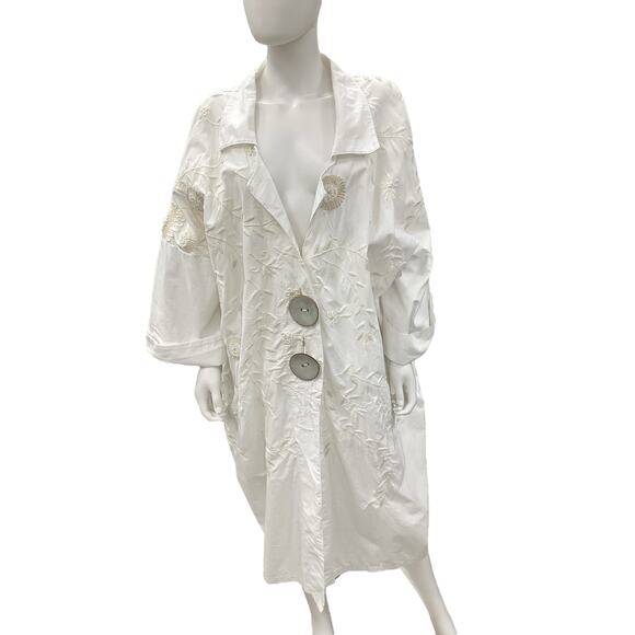 NWT Coat Women’s 1 Size Cotton Cool Buttons Embroidered Leaf Flower Motif White